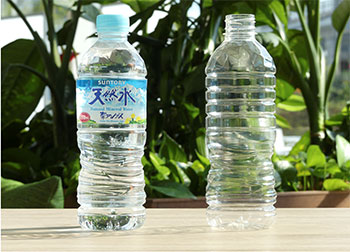 Current PET bottle (using 30% plant-derived material) (left) PET bottle using 100% plant-derived material (right)