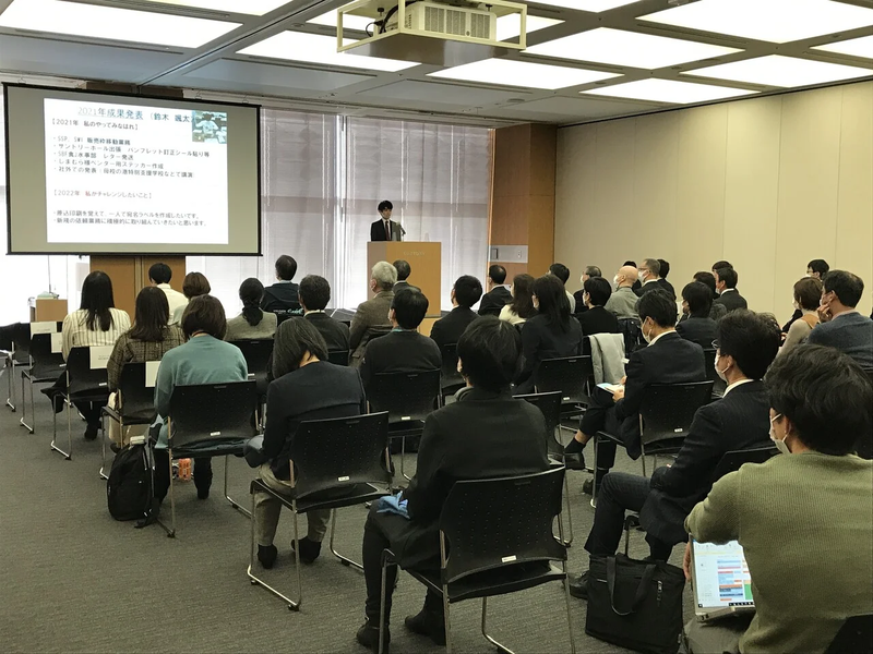 A Collaborative Center member presenting during the presentation of results at the Odaiba venue